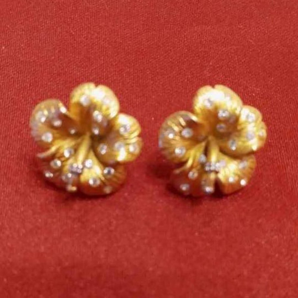 VTG CALLA LILY STUD EARRINGS IN GOLD TONE METAL WITH CLEAR CRYSTALS SIGNED RDH